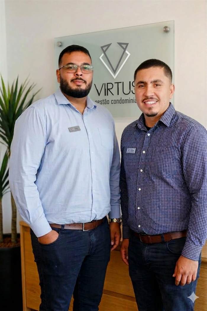 Bruno Vaz e Bryan Vaz, sócios da Virtus Gestão Condominial, na sede da empresa